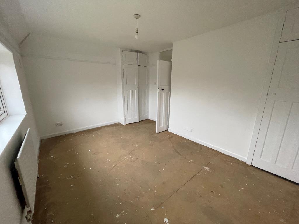 Lot: 102 - TWO-BEDROOM HOUSE FOR REFURBISHMENT - Bedroom one